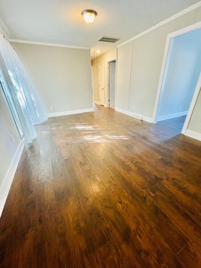 Foto del edificio - 3 bed 1.5 bath ranch style house *50% off the first month with a 12 month lease*