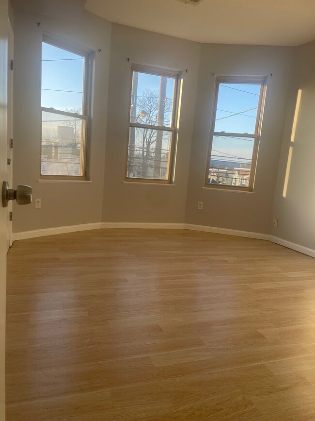 684 Grove St Unit 2L - 688 Grove St
