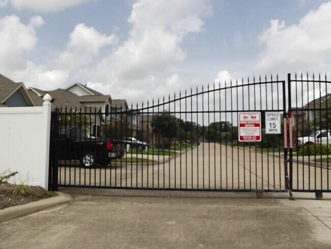 Building Photo - 2801 Sand Dune Dr