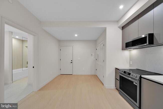 Foto del edificio - 2121 Ward Pl NW