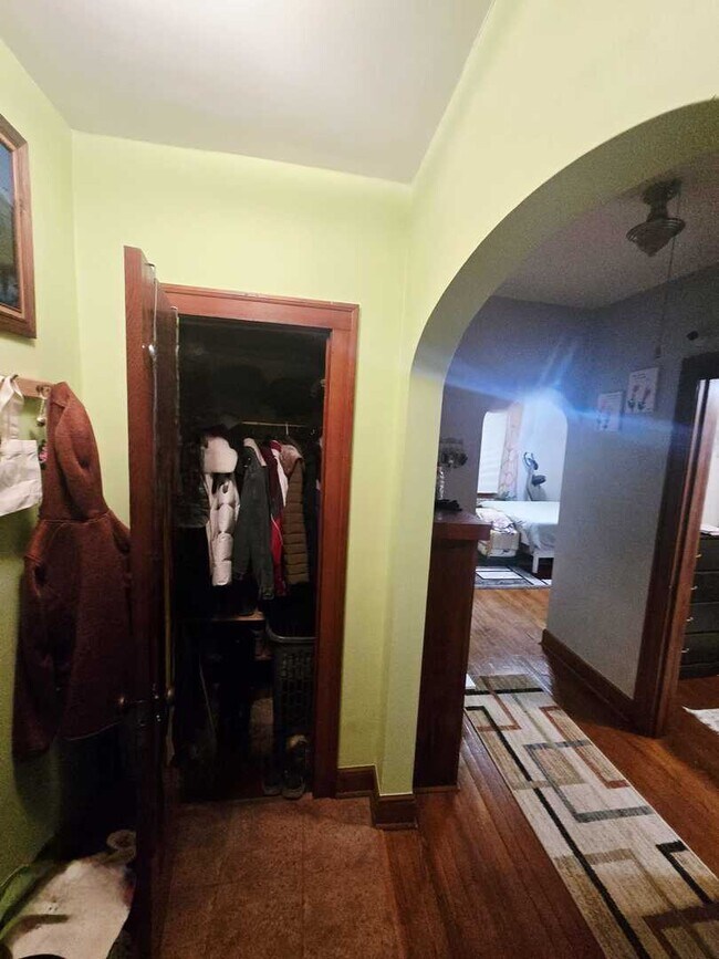 Building Photo - 1014 E Prairie Ave