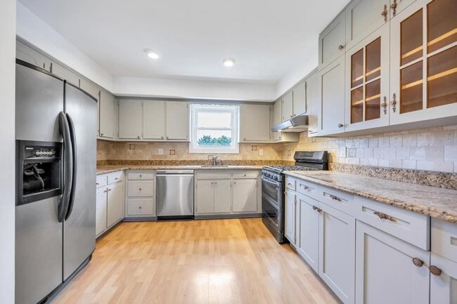 Building Photo - 405 Massapequa Ave