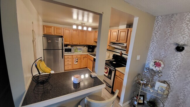 Kitchen and breakfast bar - 6300 Stevenson Ave