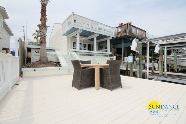 Building Photo - Breathtaking 3 Bedroom Waterfront home on ...