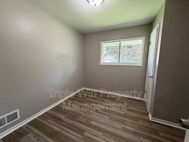 Foto del edificio - 1654 Mowbry Ln