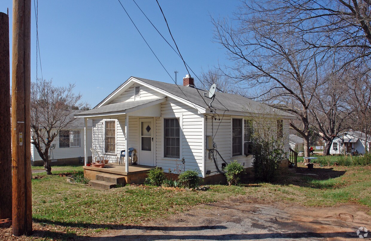 Primary Photo - 100-112 W E St