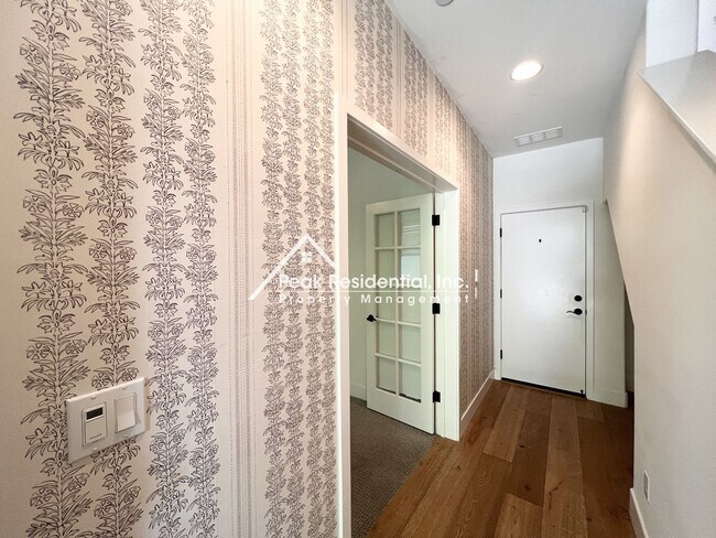 Foto del edificio - Elevated Luxury Living in This Updated 3BD/3.5BA Downtown Home with Private Rooftop