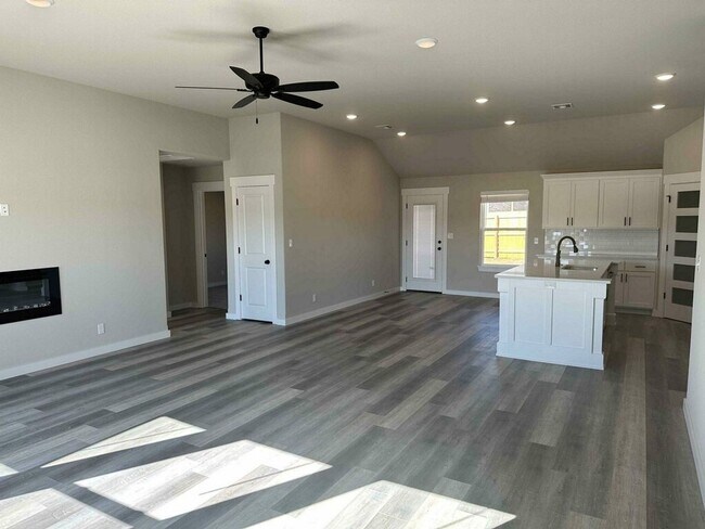 Building Photo - 3 Bedroom Single Family Home in Tulsa