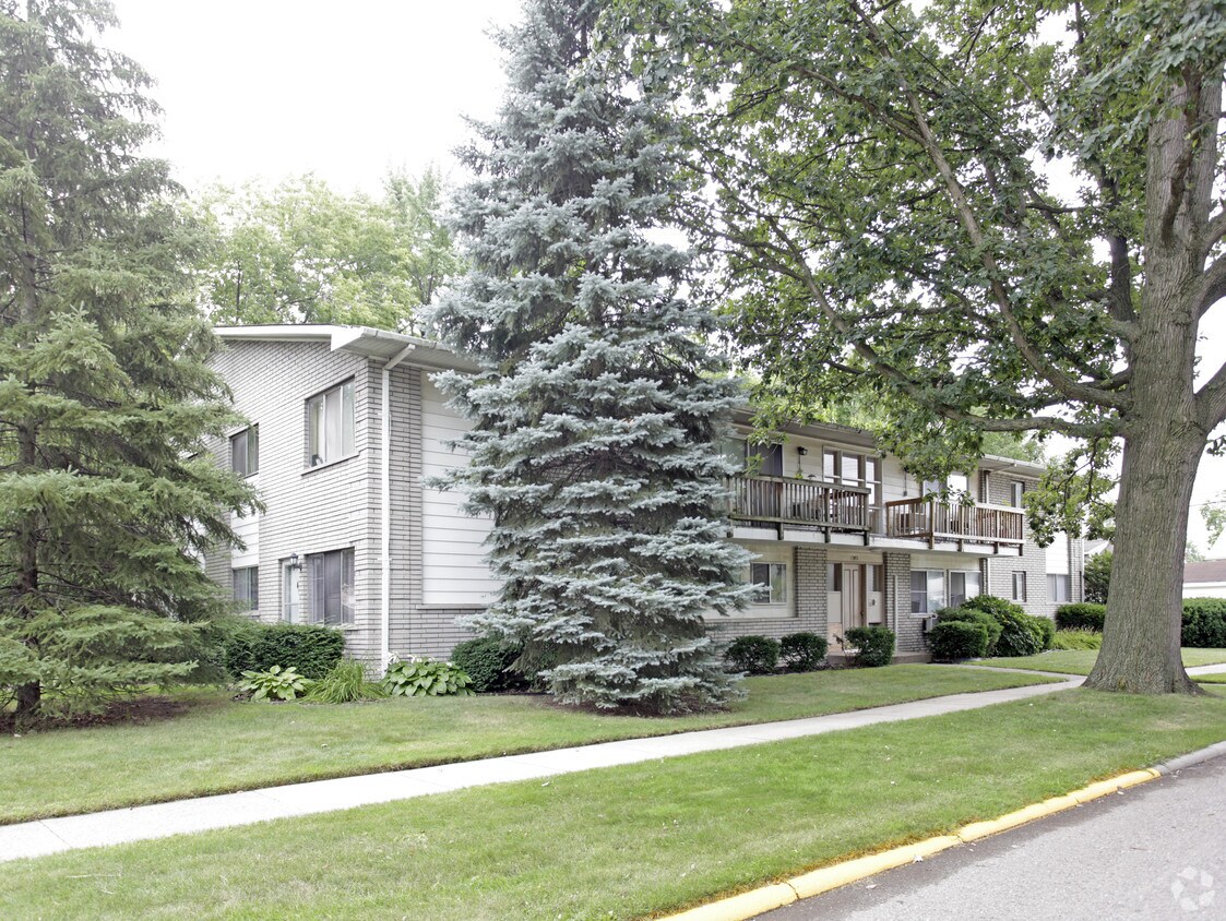Royal Hills Apartments in Ferndale, MI