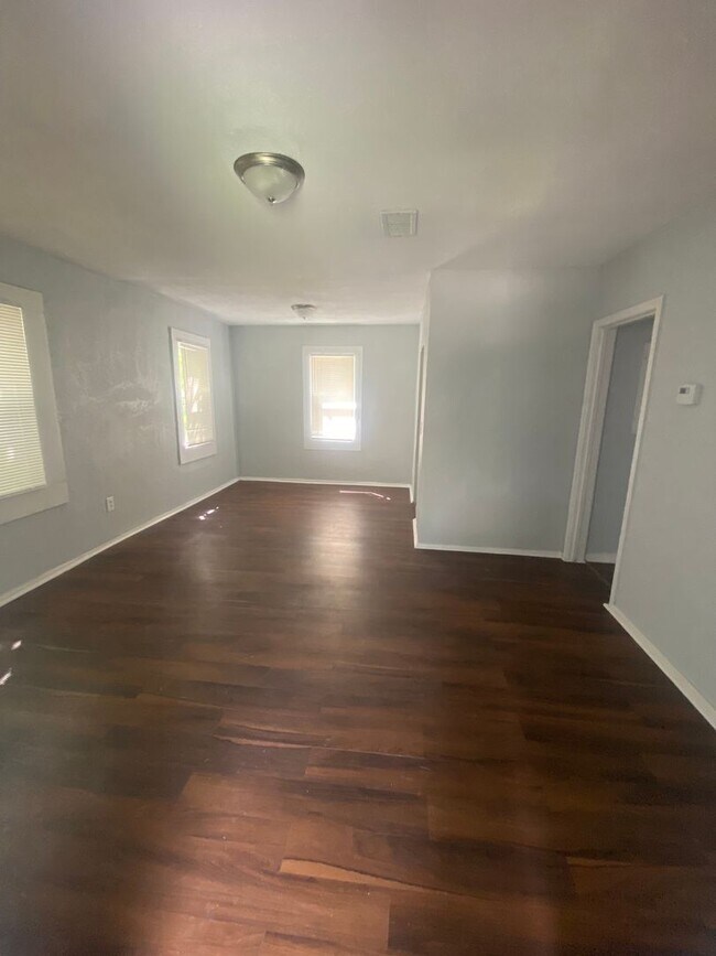 Building Photo - Beautiful 3 Bed 1 Bath