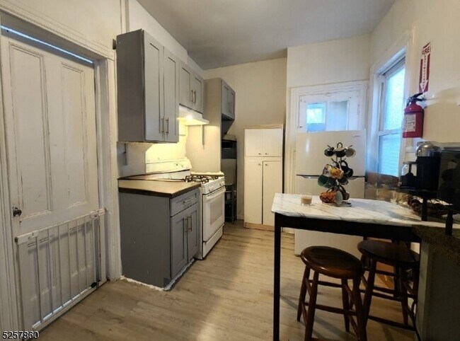 Building Photo - 37 Blum St