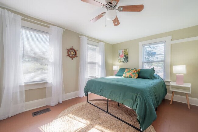 Foto del edificio - 5706 N Suwanee Ave