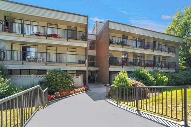Photo du bâtiment - Cypress Gardens Apartments