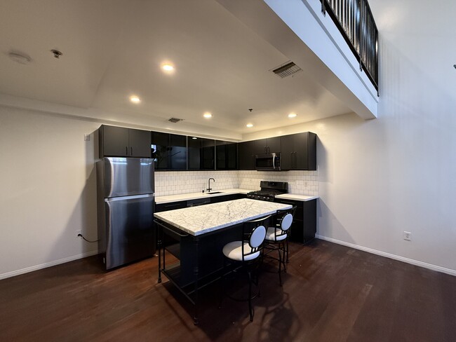 Fully remodeled gourmet kitchen with quartz countertops and stainless steel appliances - 900 N Hoover