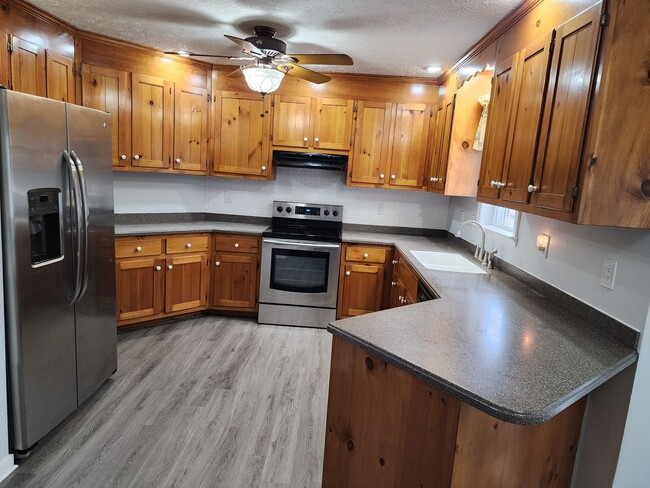 Building Photo - Spacious 3 Bedroom 2.5 Bath Home with Fenced Rear Yard!