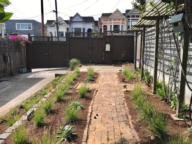 Foto del edificio - Pristine, Remodeled 2BR+/1BA Home w/Garden...