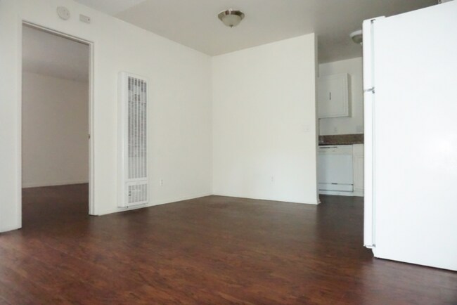 Building Photo - 818 E Alvarado St