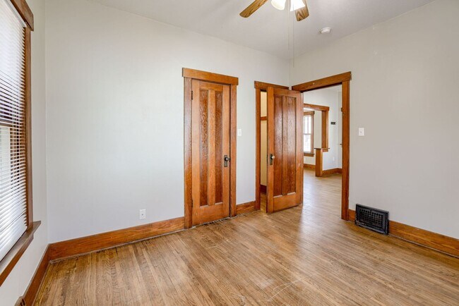 Foto del edificio - Charming 2 Bed Home | Hardwood Floors | Huge Basement | Small Dog Friendly