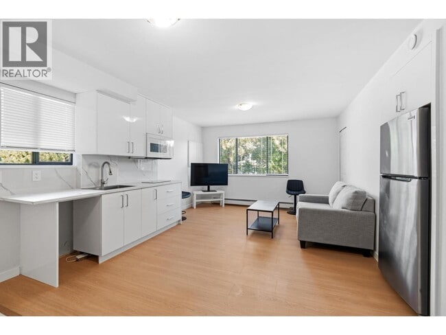 Building Photo - 3xxx St Andrews Ave