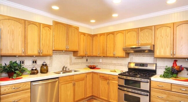 Building Photo - 3384 Burgundy Dr