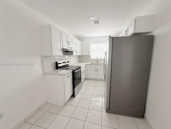 Building Photo - 2645 SW 28th Ct