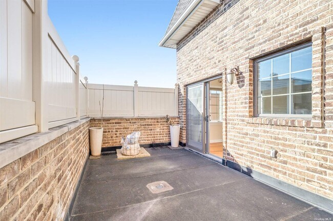 Foto del edificio - 65-10 Hull Ave