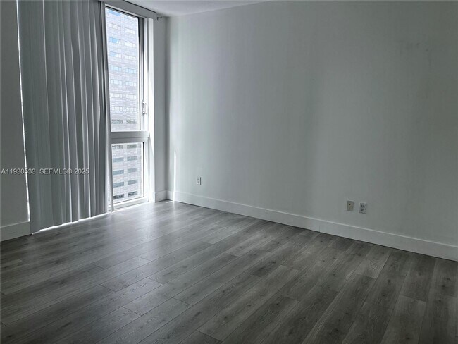 Foto del edificio - 335 S Biscayne Blvd