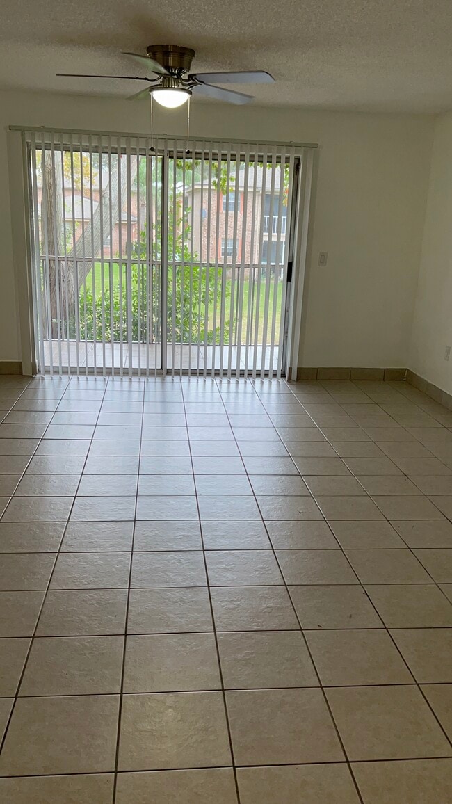Building Photo - 508 Banyon Tree Cir