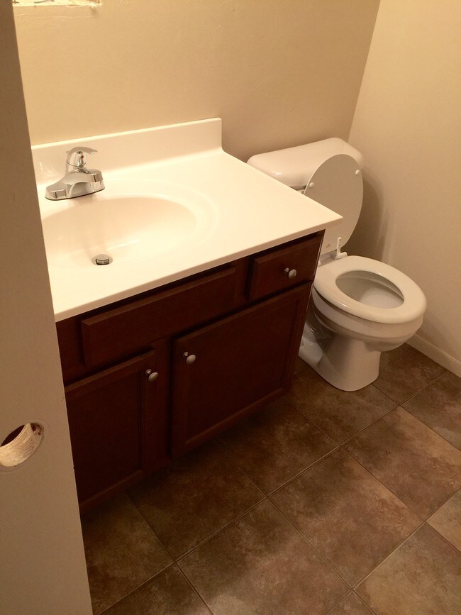 Full Bath - 2700 W Forrest Hill Ave