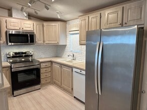 Building Photo - 547 Lake Dr