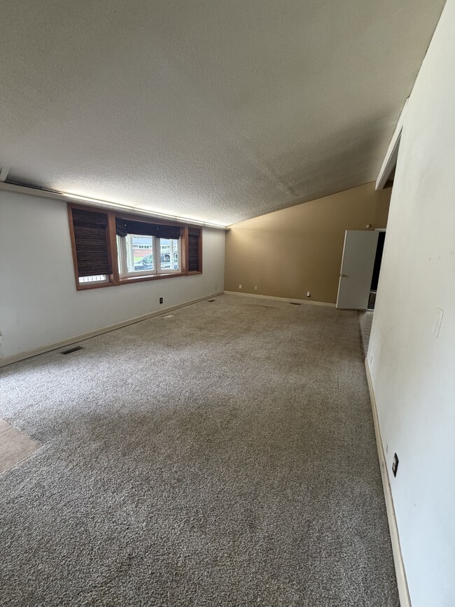 living room - 3301 Canterbury Dr