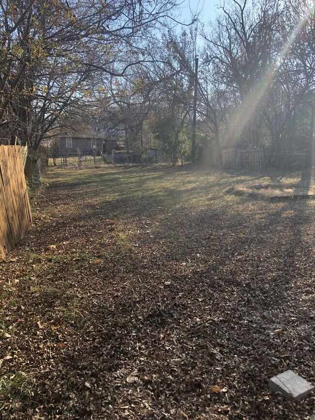 Building Photo - 632 E Sears St