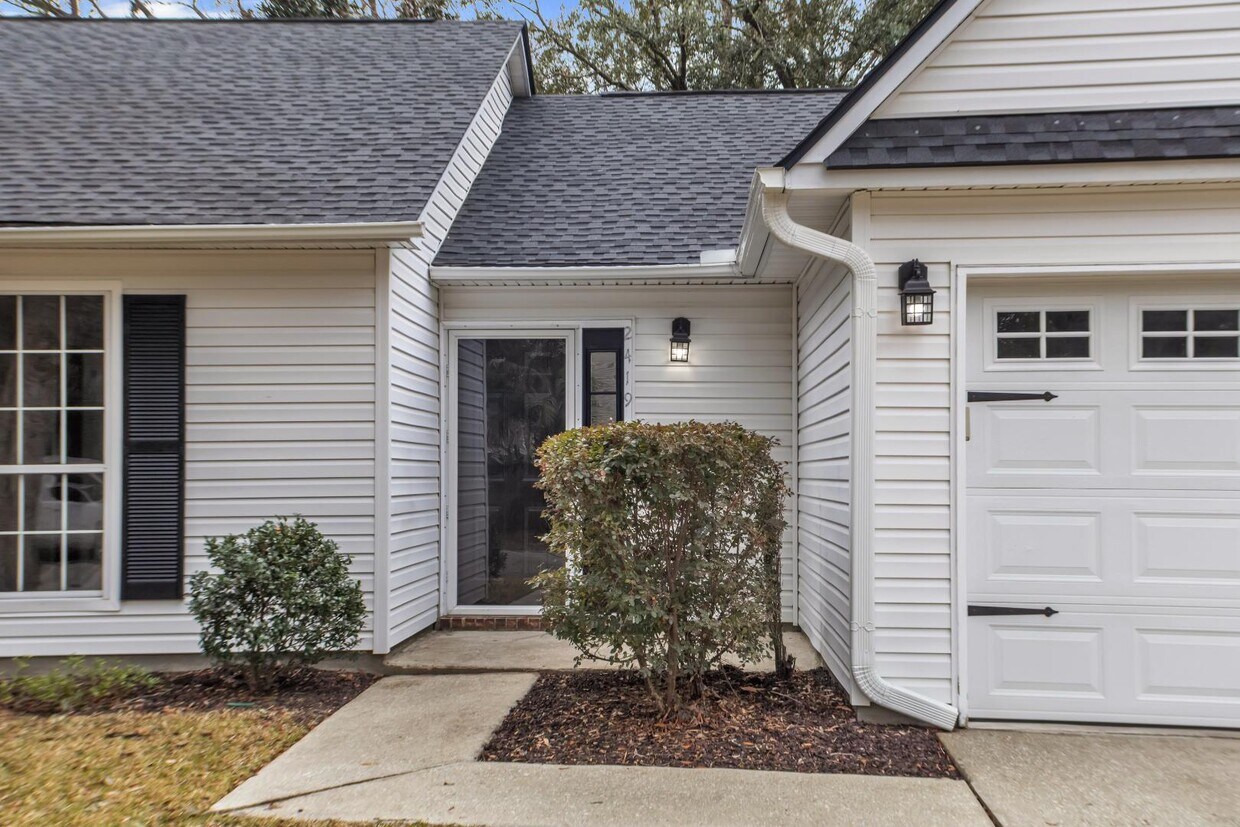Primary Photo - 2419 Castlereagh Rd