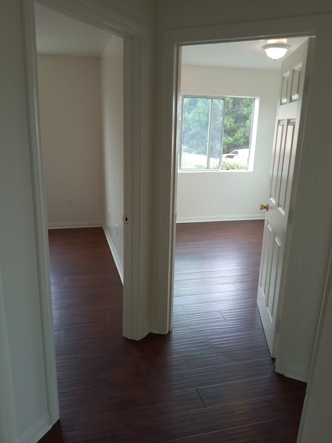 Foto del edificio - 341 E Anaheim St