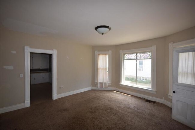 Building Photo - 2 Bedroom Lower- Oshkosh