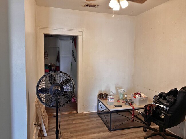 Building Photo - Spacious 2 bed, 1 bath home in Highland!