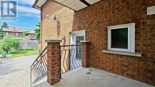Building Photo - 18 Rosemeade Ave