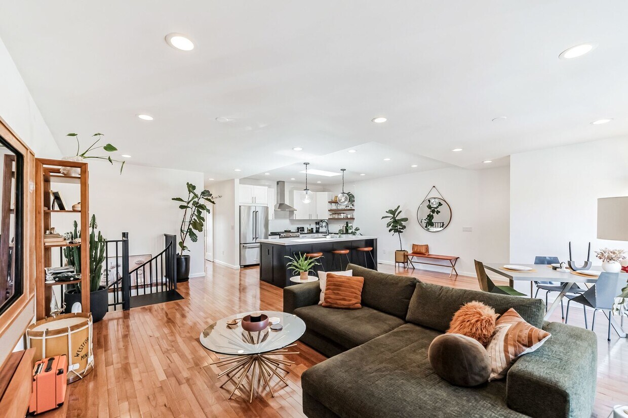 Primary Photo - EXQUISITE 3BD 2BA REMODELED RESIDENCE IN V...
