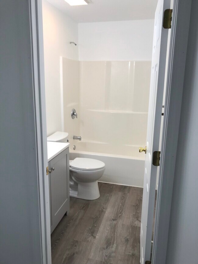 Full bath upstairs - 417 Fletcher St