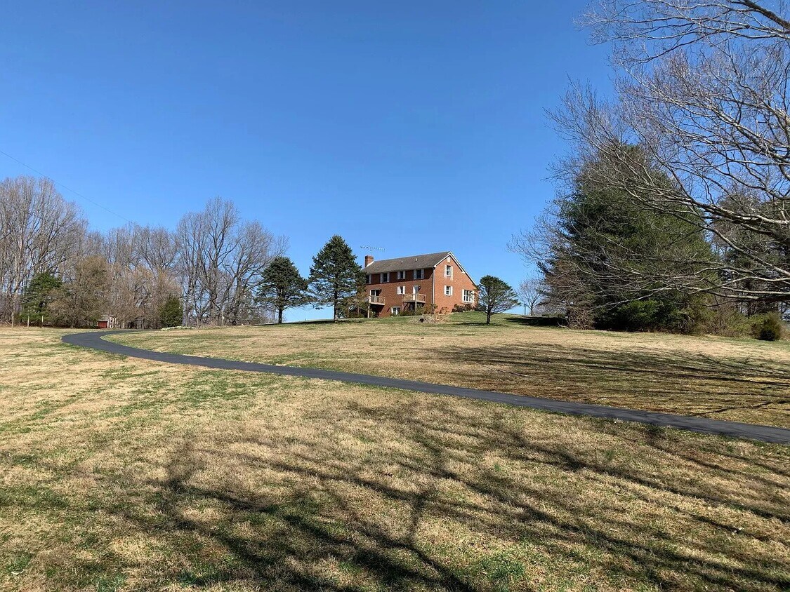 Primary Photo - 250 Hattie's Ln