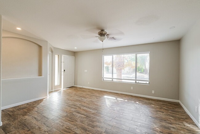 Building Photo - 10898 W Alvarado Rd