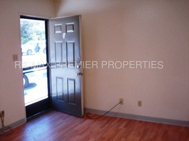 Building Photo - 140 College Dr