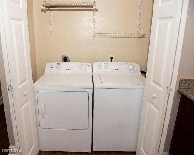 Building Photo - 3 br, 1 bath Apartment - 3333 Delachaise St
