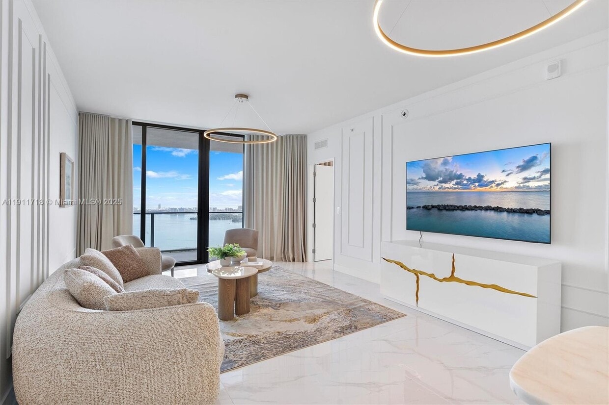 Primary Photo - 700 NE 24th St