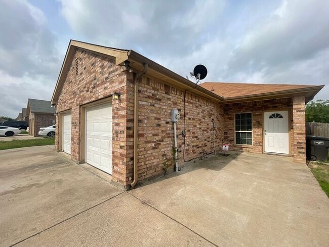 Building Photo - ((FREE May Rent)) AMAZING & Spacious 3/2 F...
