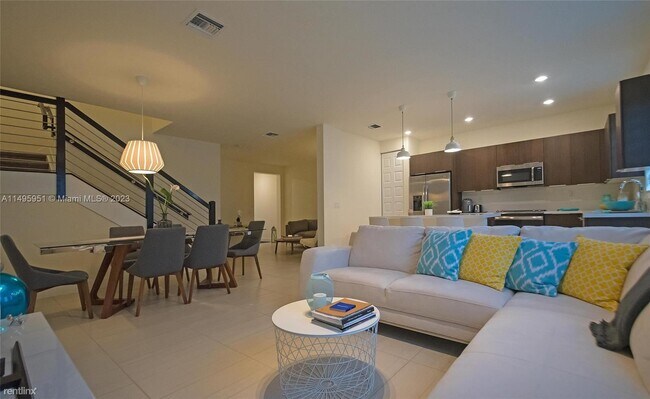 Foto del edificio - 4 br, 3.5 bath House - 7925 NW 105th Ct