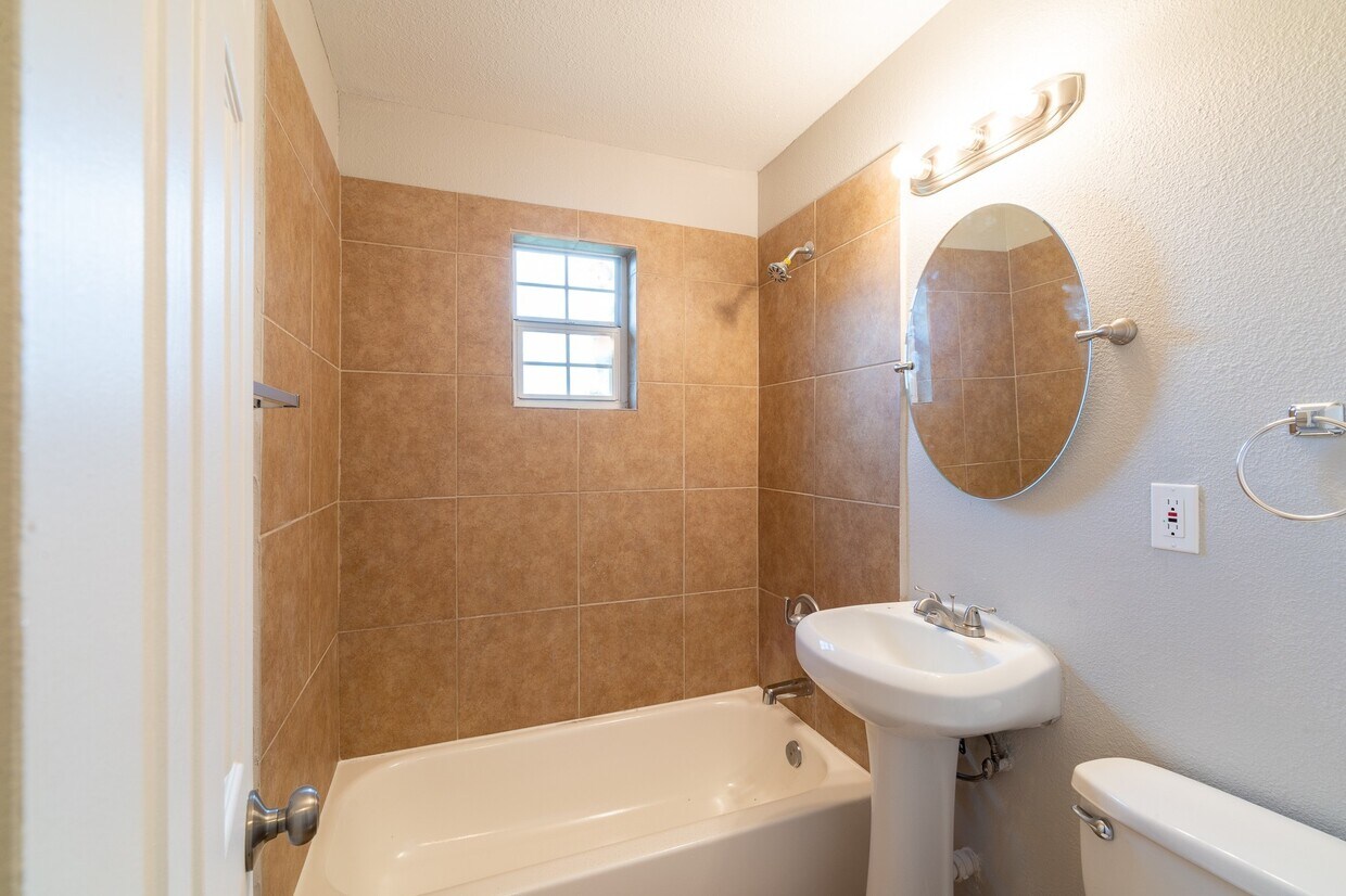 Foto principal - 2503 Delano St