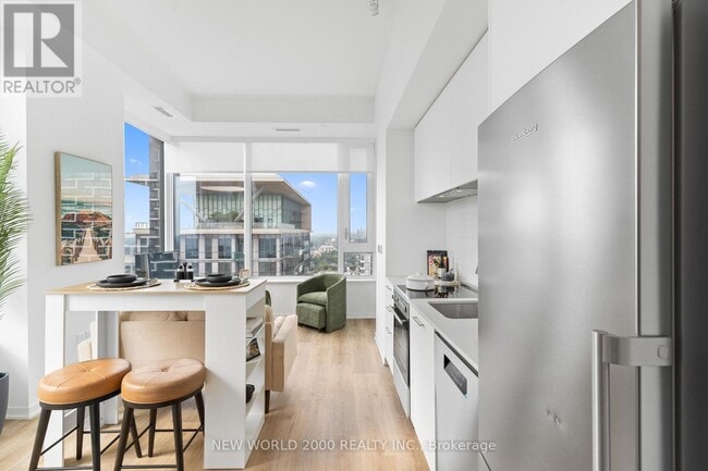 Building Photo - 101 Roehampton Ave