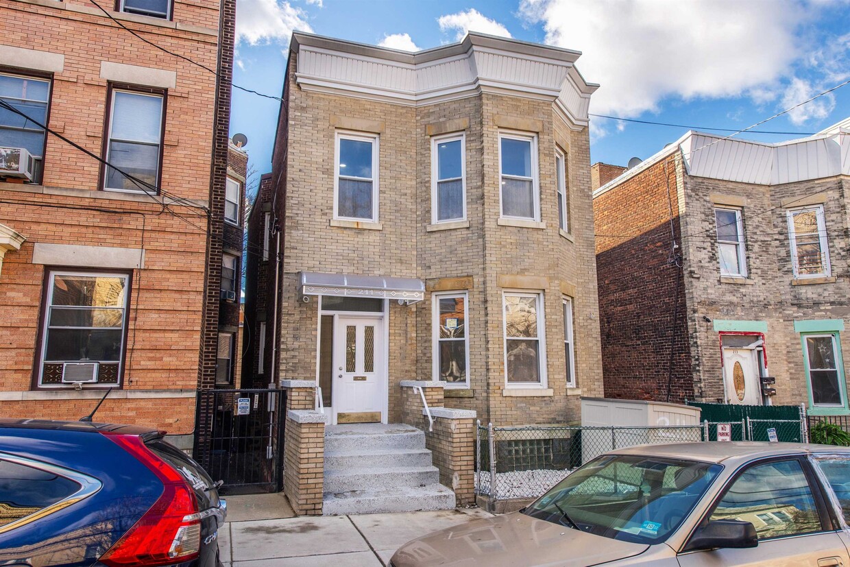 Foto principal - 211 65th St