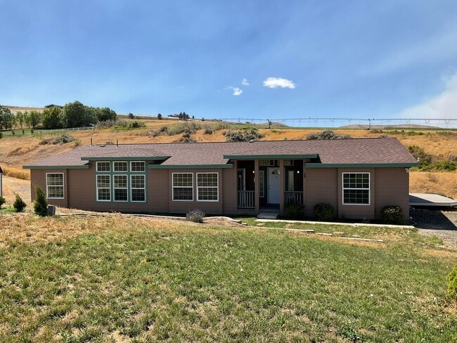 Foto del edificio - 4 Bed 3 Bath Home with Expansive Country V...